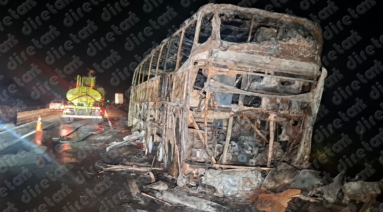 Ônibus fica completamente destruído após pegar fogo na BR-364, em Rondonópolis 1