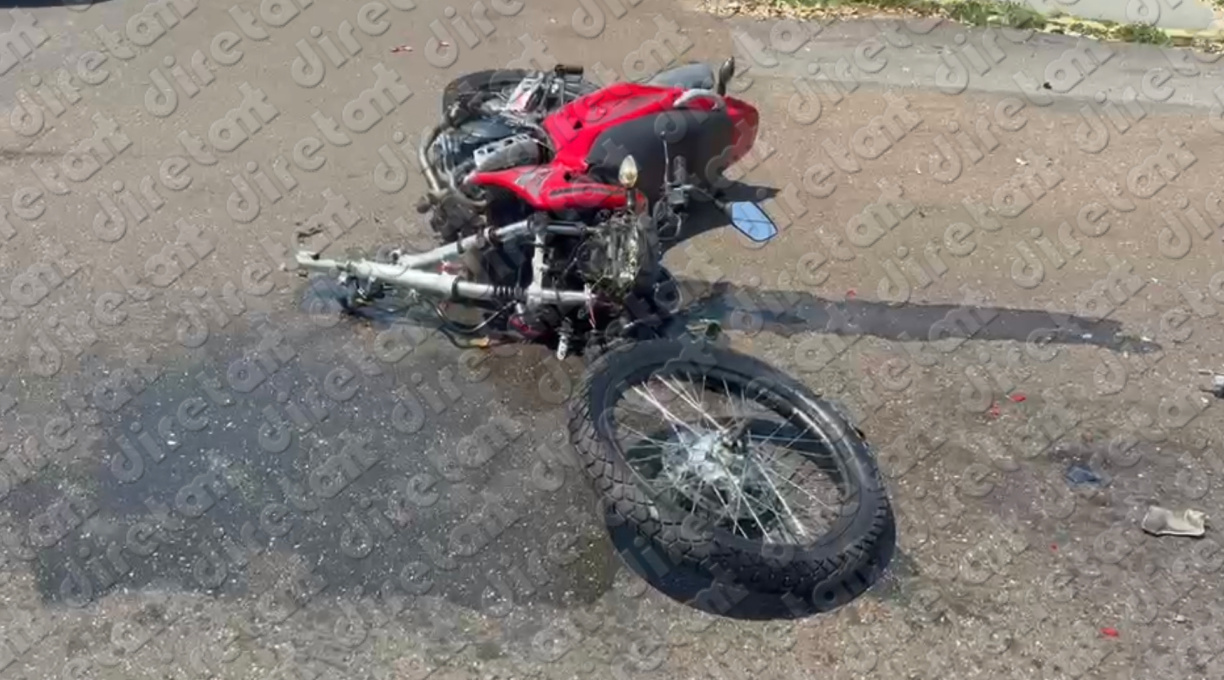 Colisão de alto impacto no centro de Rondonópolis deixa motocicleta destruída e jovem com fratura no braço 1