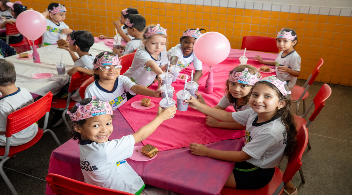 Crianças da rede municipal aproveitam uma merenda diferente com o Dia do Milk Shake 1