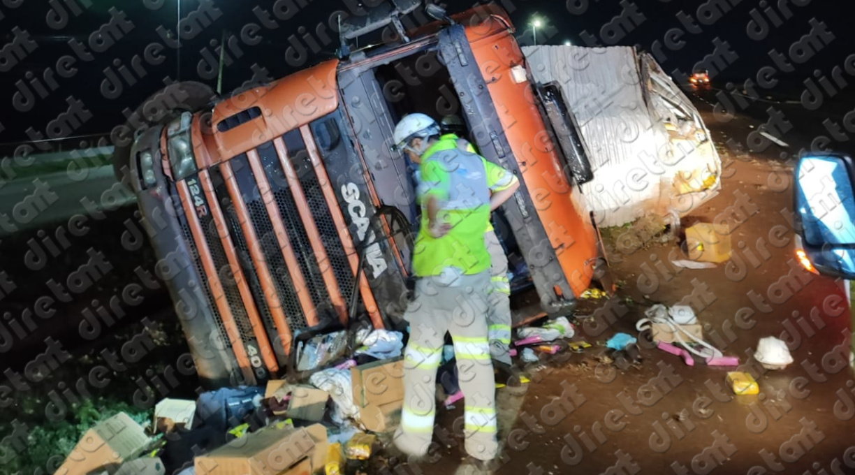 Caminhoneiro é encaminhado pela Rota do Oeste ao Hospital Regional após carreta-baú tombar na BR-163, em Rondonópolis 1