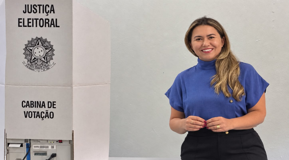 Alessandra Ferreira vota ao lado do prefeito Cláudio Ferreira na Vila Operária 1