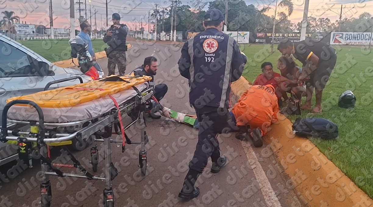 Mulher fica gravemente ferida após colisão entre carro e moto na Avenida dos Estudantes 2
