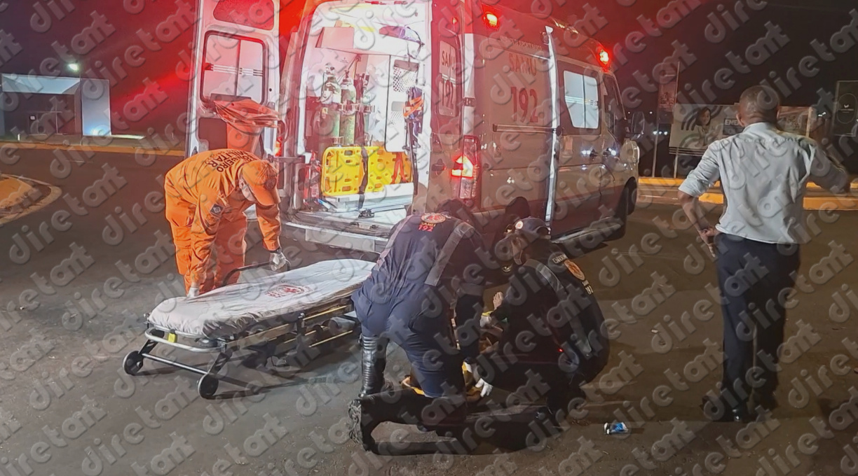 Motociclista é encaminhada pelo Samu ao Hospital Regional após colidir contra uma rotatória na Avenida dos Estudantes 1