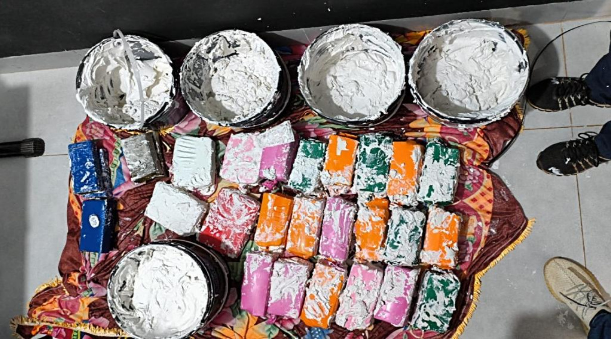 Polícia Civil prende casal e apreende 44 tabletes de drogas escondidas em baldes de argamassa 5