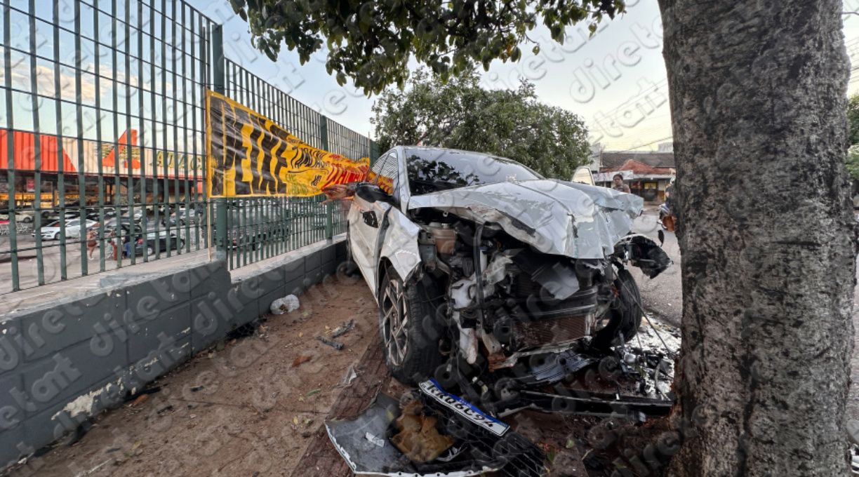 Em decorrência de um mal súbito, motorista perde o controle da direção, colide em uma moto e em duas árvores no centro de Rondonópolis 1