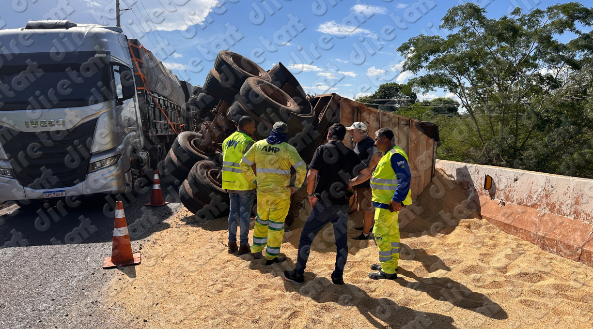 Semirreboque de bitrem tomba sobre a ponte do Lourencinho e carga de Farelo de soja fica espalhada 1