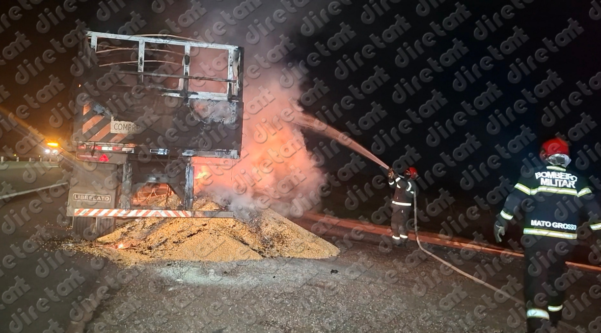 Parte da composição de um bitrem é destruída após pegar fogo na BR-364 1