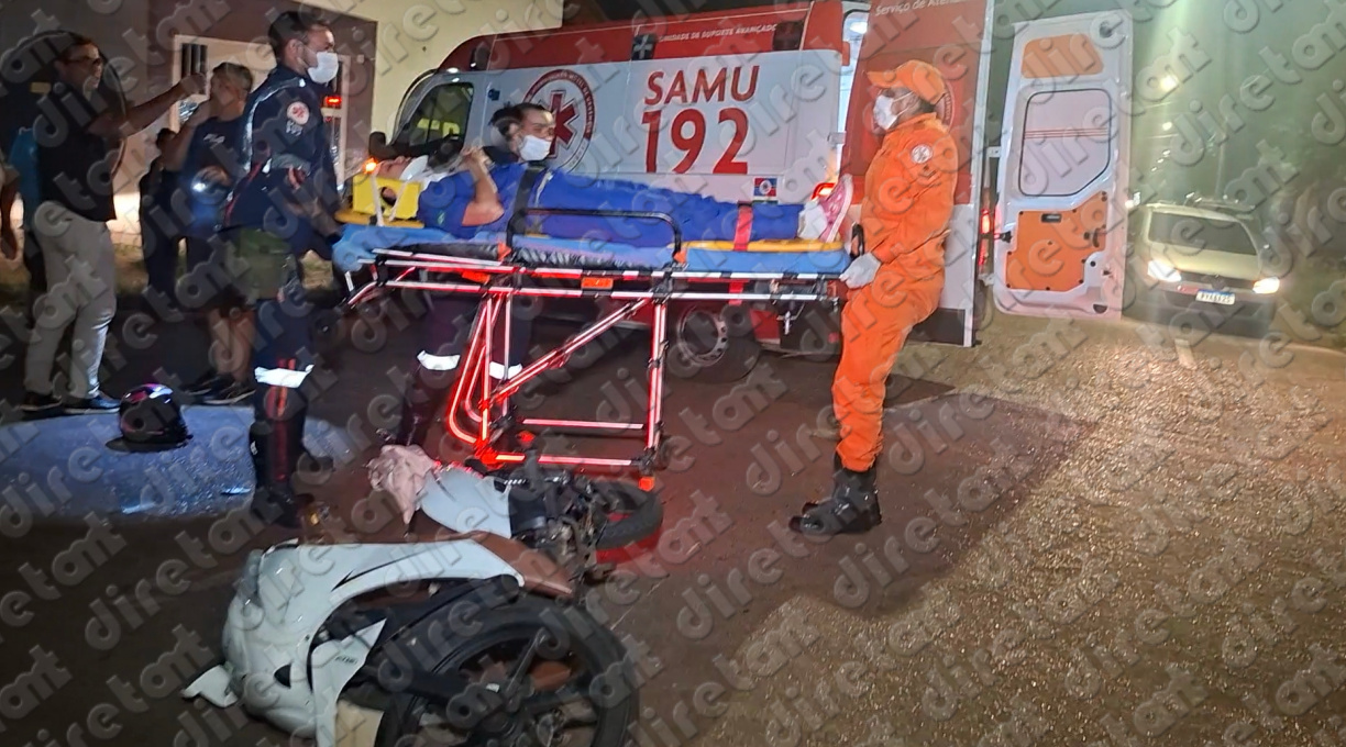 Mulher é encaminhada ao Hospital Regional após colisão entre carro e motocicleta no bairro Monte Líbano 1