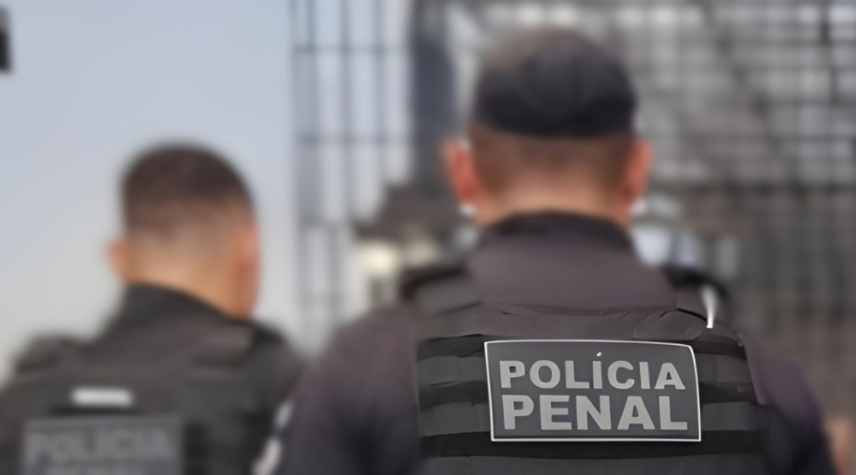 Inspeção com scanner corporal detecta substâncias não identificadas com advogado na PCE 1