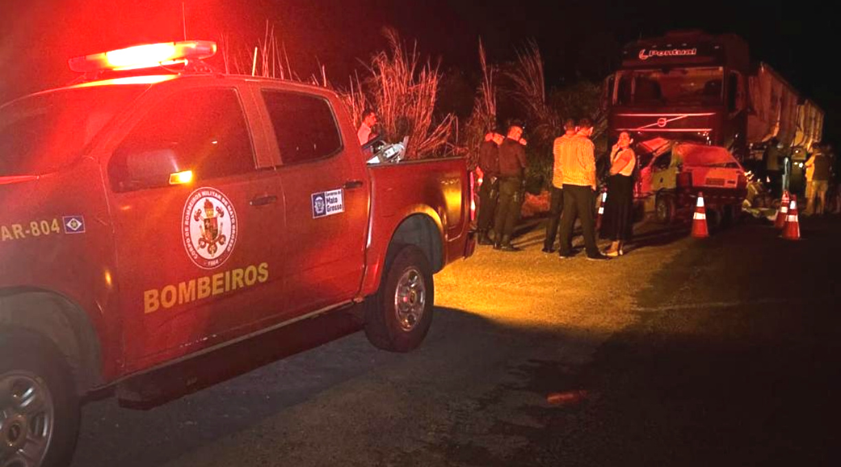 Bombeiros retiram das ferragens os corpos de três crianças e dois adultos após acidente na MT-140 1