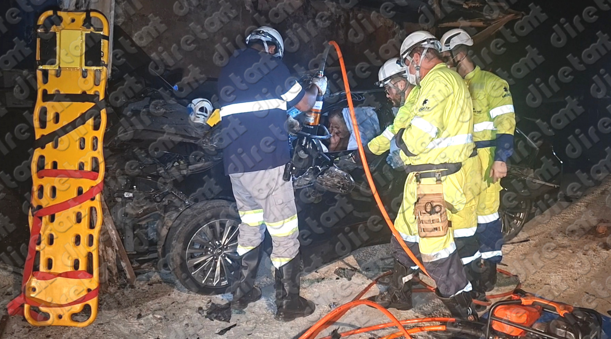 Motorista de Corolla colide violentamente na traseira de uma carreta tombada na BR-163 e fica gravemente ferido 1 Motorista de Corolla colide violentamente na traseira de uma carreta tombada na BR-163 e fica gravemente ferido 1