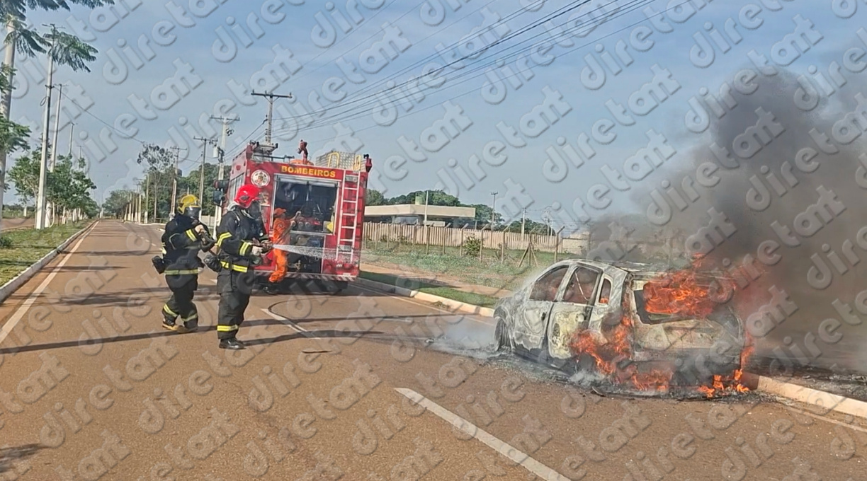 Ford Fiesta fica completamente destruído após pegar fogo em frente ao parque de exposições 1
