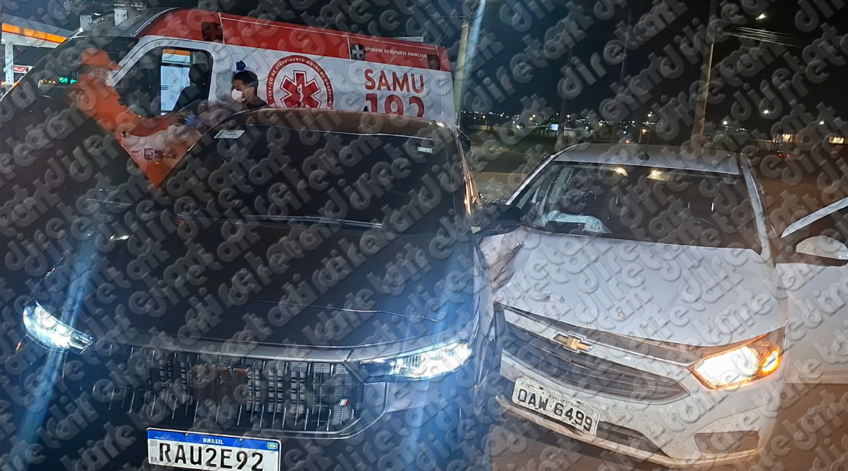 Jovem é socorrida pelo Samu após colisão entre carros no Anel Viário 1
