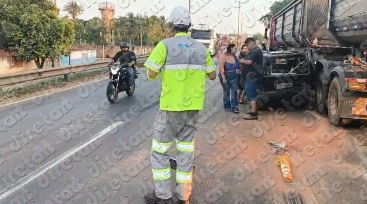 Fiat Uno fica destruído após colidir com duas carretas na BR-364, e motorista sai ilesa do acidente 1 Fiat Uno fica destruído após colidir com duas carretas na BR-364, e motorista sai ilesa do acidente 1