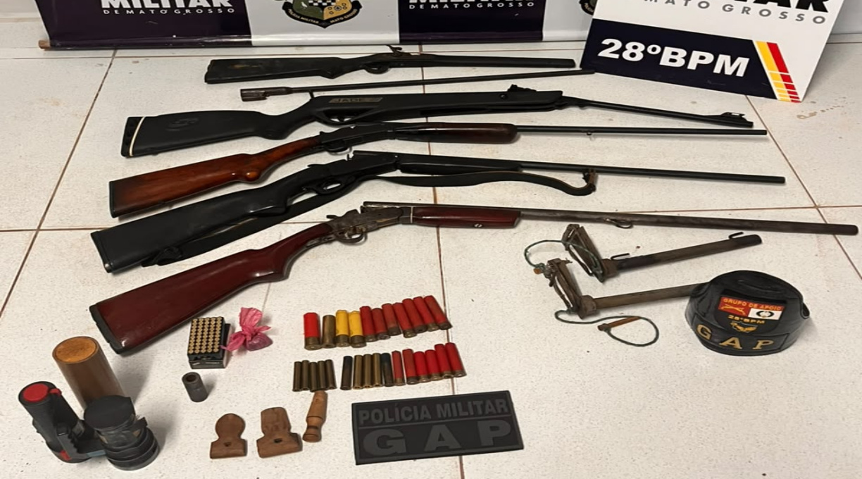 Após denúncia de tribunal do crime, PM localiza armas de fogo e munições e conduz três pessoas à delegacia 1